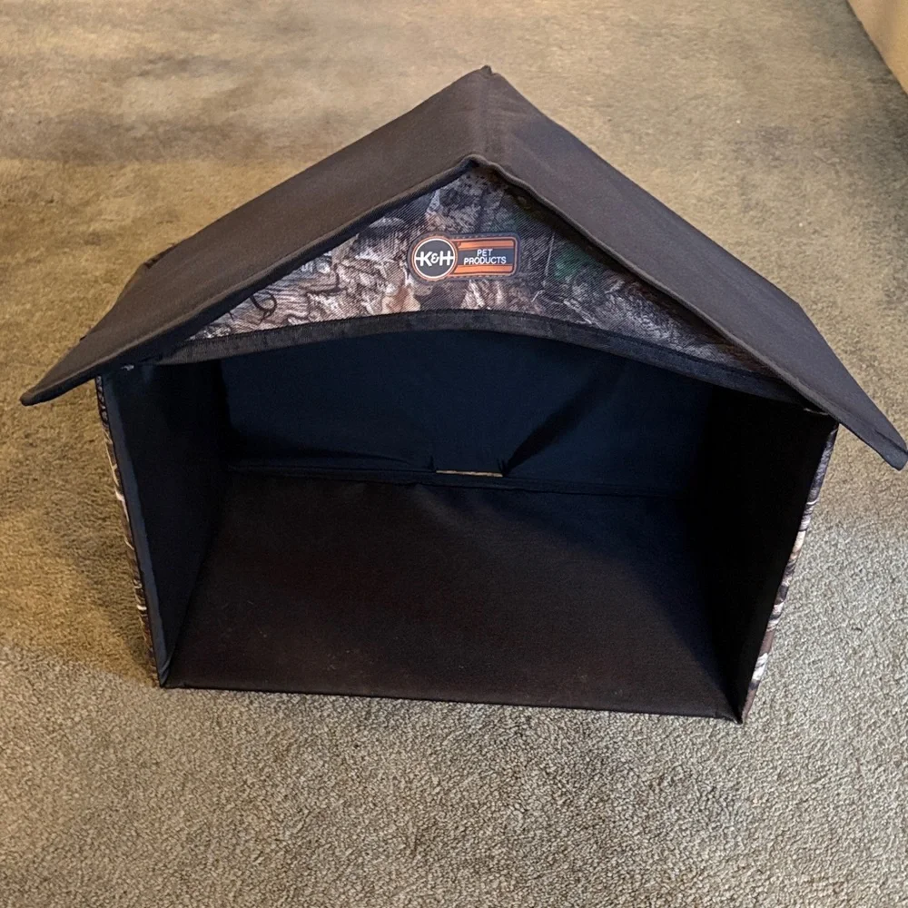 Outdoor Cat Dining Shelter - Black and Brown